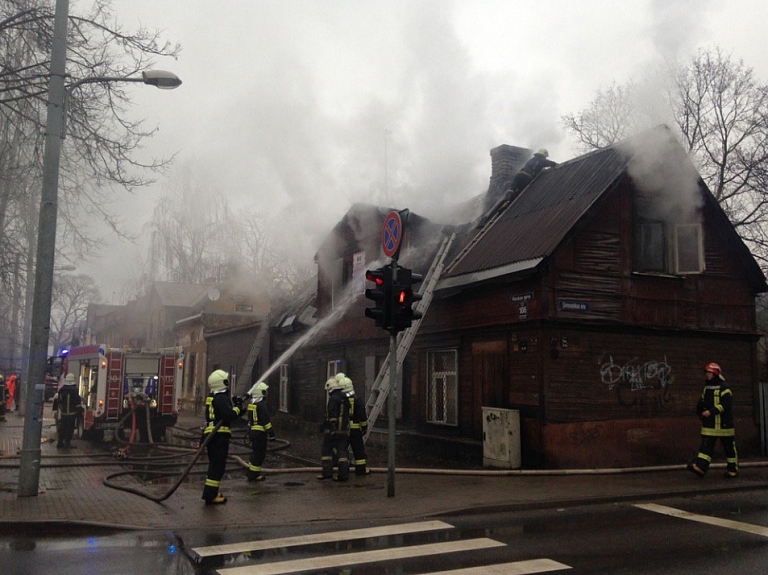 Pārdaugavā paaugstinātas bīstamības ugunsgrēka dēļ traucēta satiksme Ģimnastikas ielā

