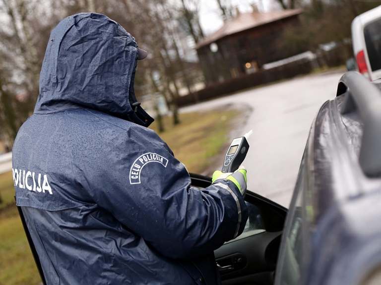 Cēsīs pieķerts automašīnas vadītājs, kurš pie stūres sēdies 2,49 promiļu reibumā