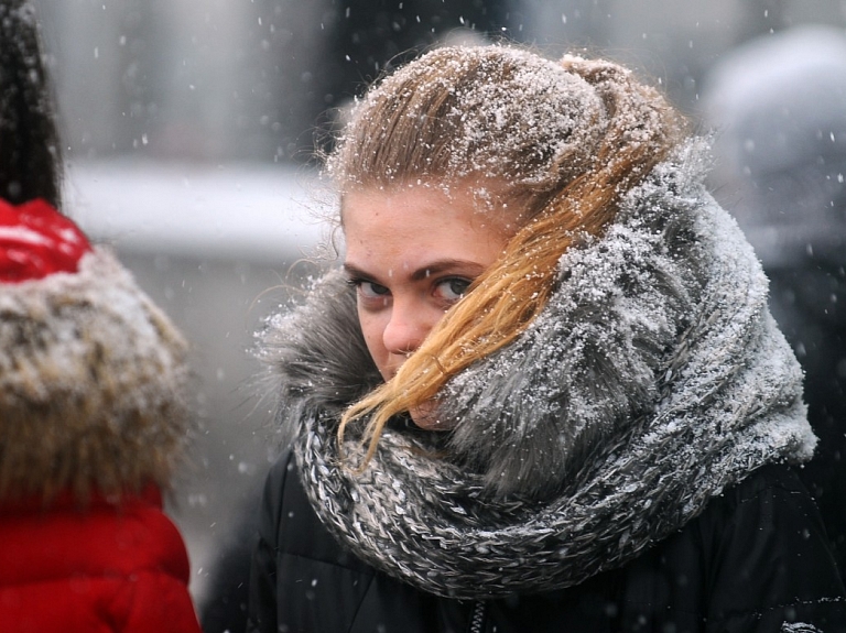 Šīs ziemas spēcīgākais sniegputenis Latvijā sāksies naktī uz trešdienu