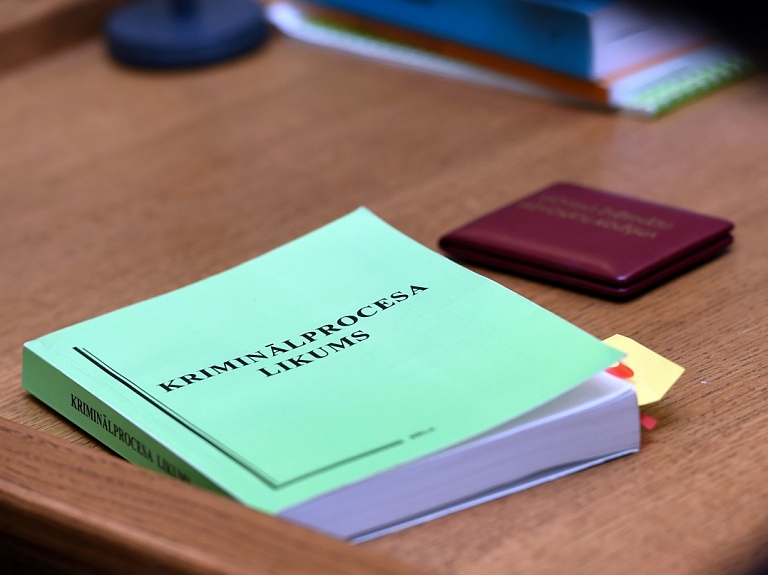 Lietas izskatīšanu par cilvēka nosišanu un uzbrukumu vēl divām personām ar āmuru atkal pārceļ