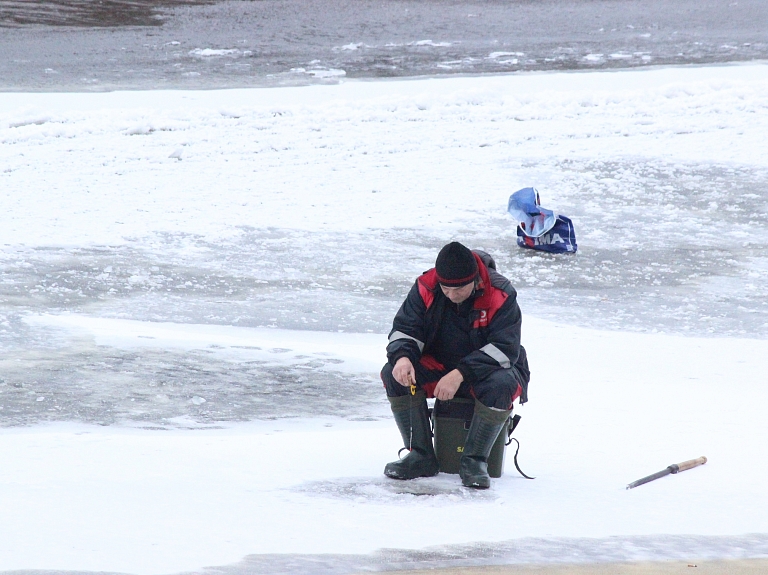 Pašvaldība aizliedz atrasties uz Rīgas ūdenstilpju ledus

