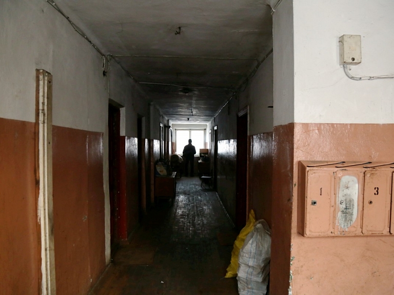 Tiesas lēmums par pagaidu aizsardzību no Dobelē bojāgājušā tēva vēl bija spēkā; sūdzības netika saņemtas
