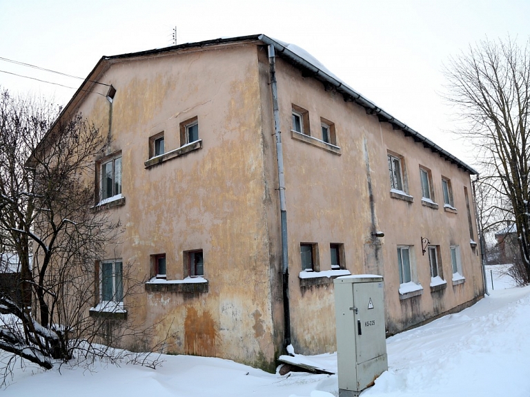 Ekspertīžu rezultāti par traģēdijā Dobelē bojā gājušo nāves cēloņiem gaidāmi mēneša laikā