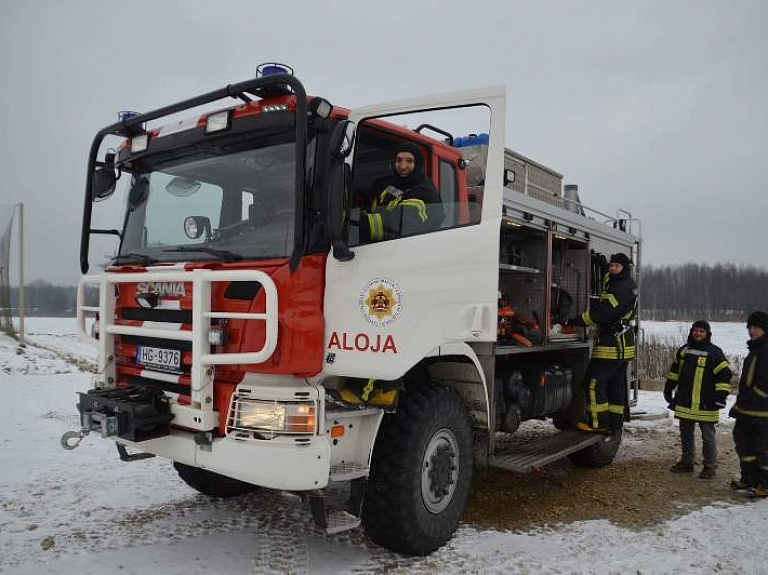 Alojas ugunsdzēsēju glābēju inventāru papildina autocisterna "Scania"

