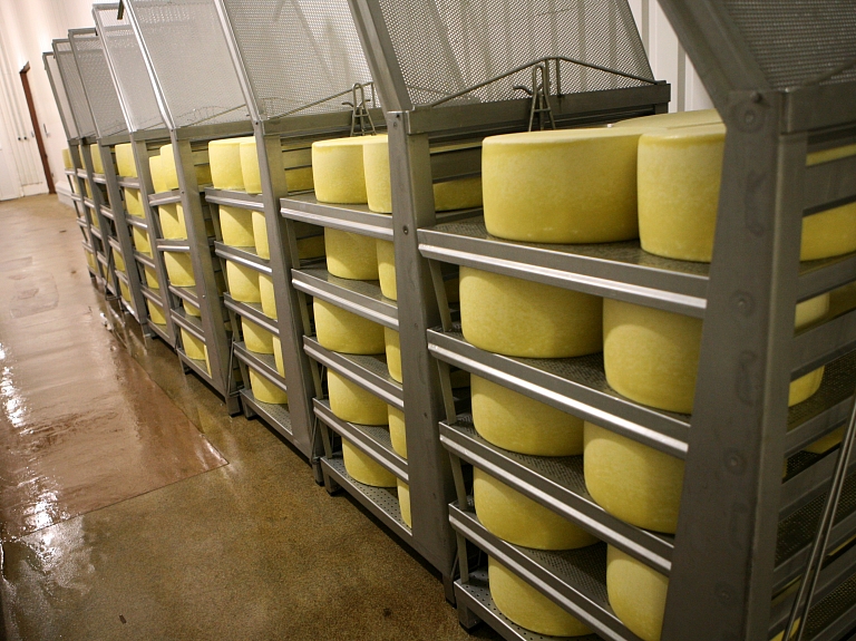 "Limbažu siers" konkurences dēļ pienu spiests iepirkt Vācijā