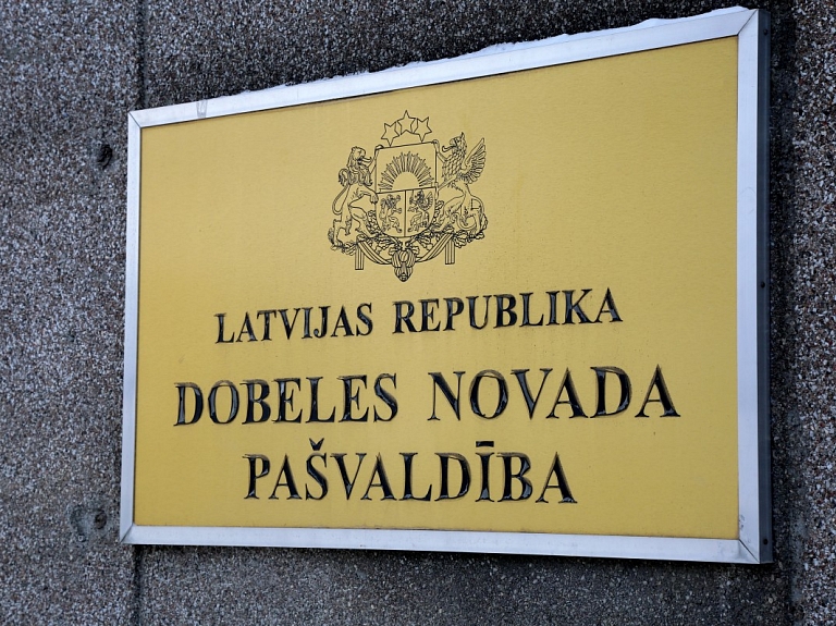 Sociālā komiteja nesaskata neatbilstības Dobeles novada Sociālā dienesta darbā ar traģēdijā cietušo ģimeni