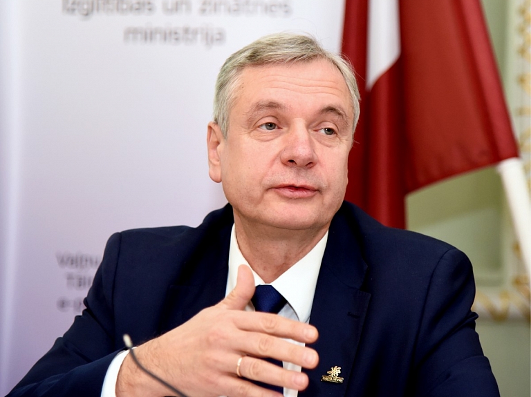 Ar anonīmu vēstuli pedagogus mēģina noskaņot pret Šadurski
