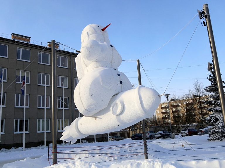 Tūristi no Lietuvas šoziem plāno apskatīt Jelgavas ledus skulptūras un Dobeles sniegavīrus