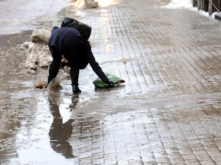 Ceturtdien gaidāmi nelieli nokrišņi un apledojums