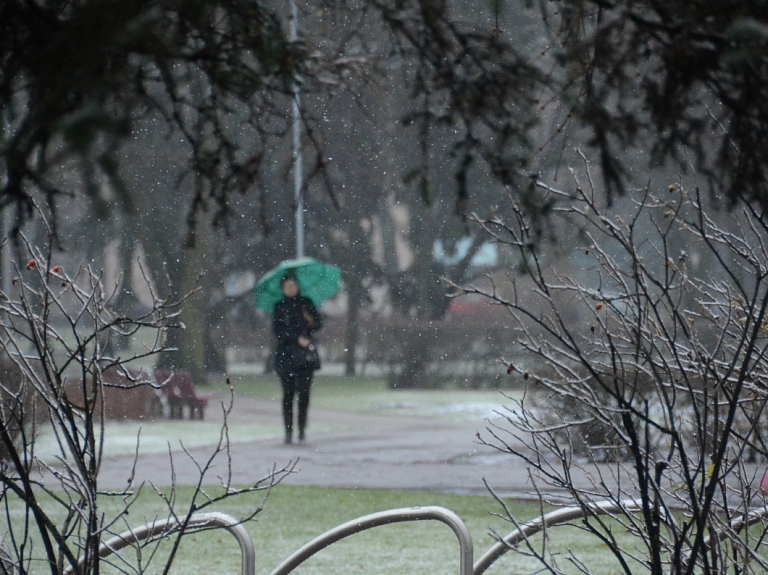 Dienā valsts lielākajā daļā gaidāms neliels sniegs, lietus un atkala