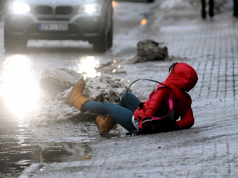 Uz slidenām ietvēm traumas guvuši 18 cilvēki