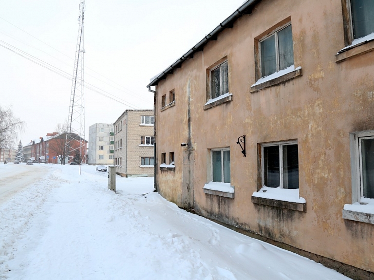 Bāriņtiesa lems par aizbildni traģēdijā Dobelē vecākus zaudējušajiem bērniem