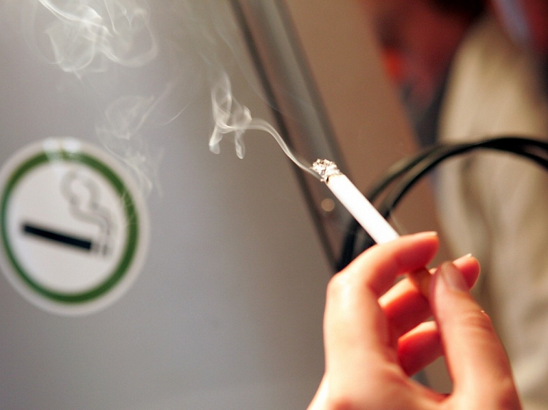 Mašīnā Jelgavā atrod 50 nelegālo cigarešu paciņas