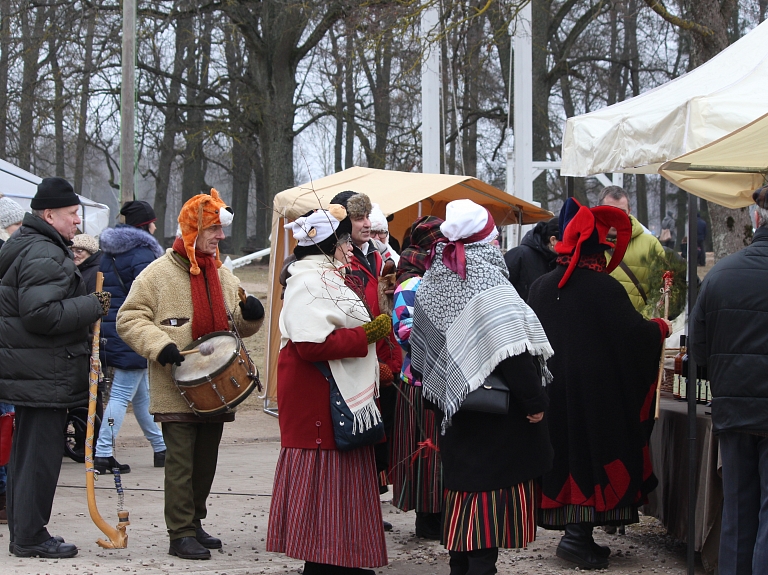 Aizvadīts tirdziņš "Ar Gardu muti Valmiermuižā"

