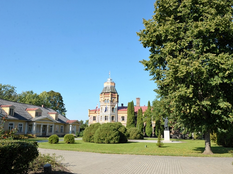 Uzsākta vērienīga vēsturiskā Siguldas pils kompleksa rekonstrukcija