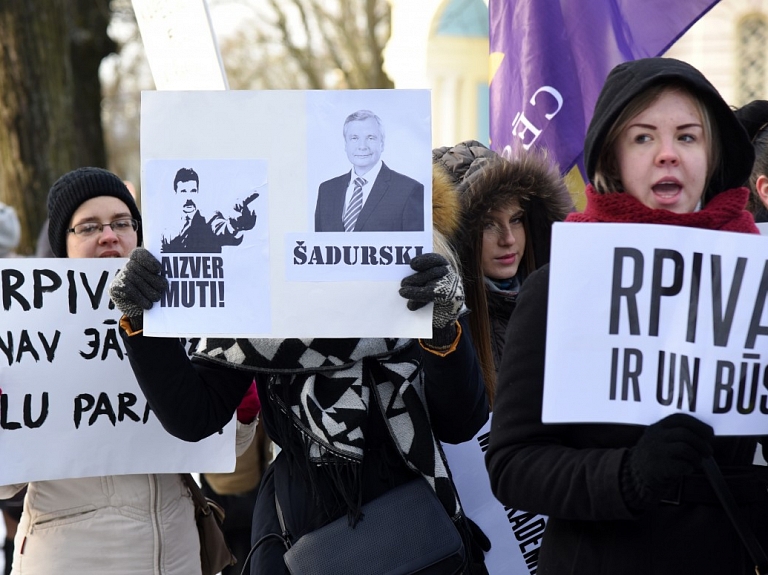 Ap 50 RPIVA studentu pie valdības ēkas ar dejas performanci protestē pret akadēmijas likvidēšanu