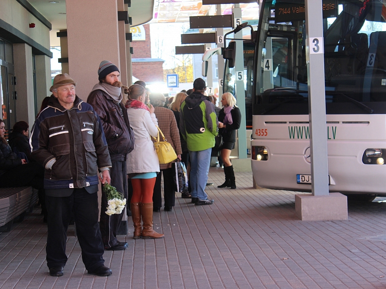 Reģionālo maršrutu autobusos pārvadāto pasažieru skaits pērn sarucis par 6%

