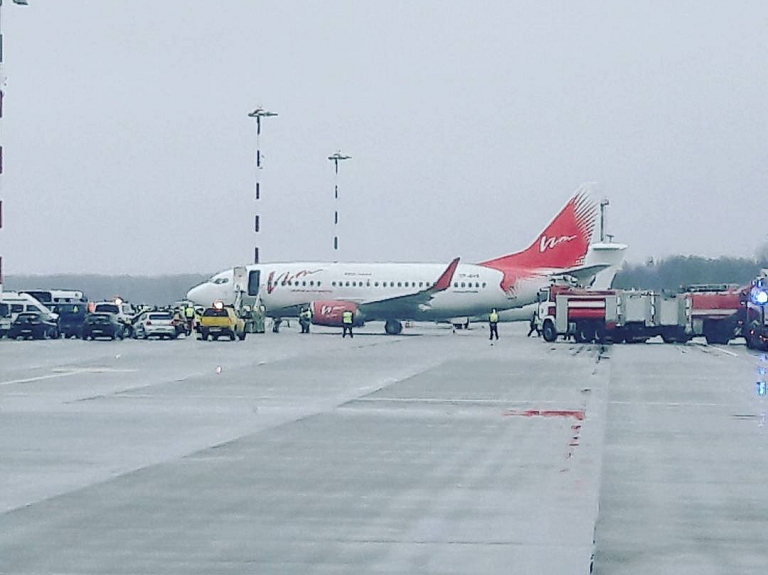 Lidostā "Rīga" uz skrejceļa saslīdējis "Vim Airlines" gaisa kuģis, ar kuru lidoja KHL komanda "Lada"; cietušo nav

