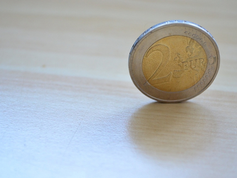 Latvijas Bankas konkursā par eiro kolekcijas monētas dizainu uzvarējis desmitgadīgās Elizabetes darbs

