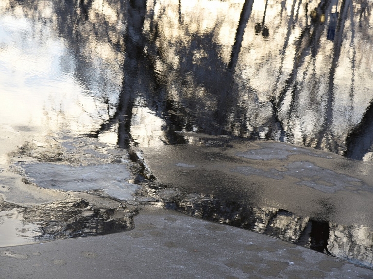 Jelgavā no upes ledus padzīts makšķernieks ar diviem maziem bērniem