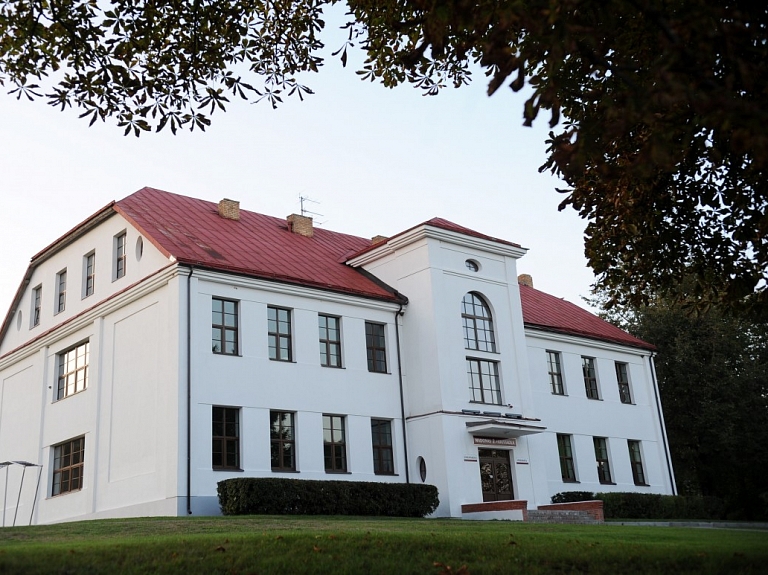 Martā skatīs lietu par Madonas vidusskolu reorganizāciju