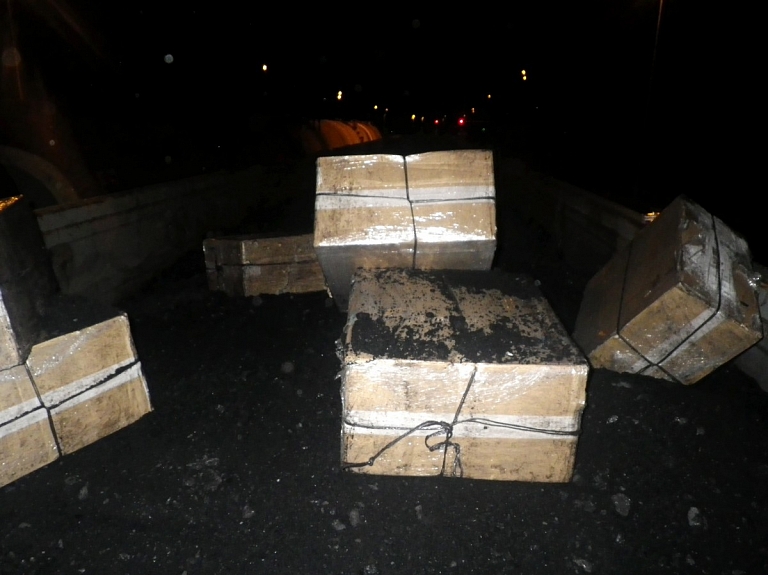 Pie Baltkrievijas robežas atklāj vairāk nekā 740 000 kontrabandas cigarešu akmeņogļu kravās