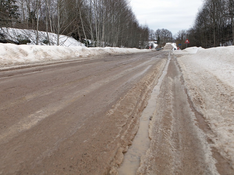 Kocēnos mitrā laika dēļ ierobežo kravas auto satiksmi