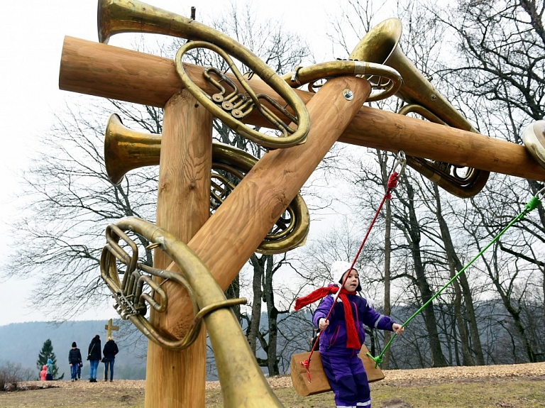 Siguldā aicina piedalīties otrajā Šūpoļu festivālā