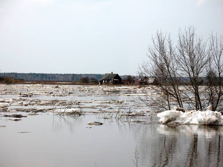 Pie Daugavpils applūdušas zemākās palienes; bīstami augsts ūdens līmenis pie Zeļķiem