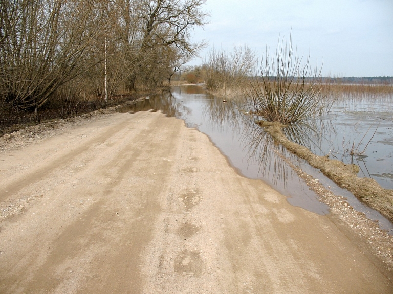 Applūstošās Daugavas ūdeņi no ārpasaules sāk nošķirt iedzīvotājus arī Salas novadā