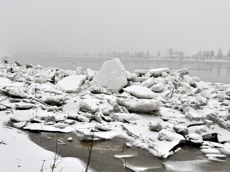 Palu draudu Daugavā dēļ atbildīgie dienesti Daugavpils novadā gatavojas nemierīgai naktij