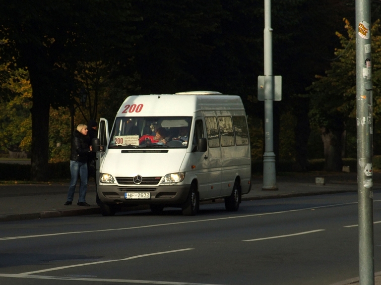 Iepirkumā par mikroautobusu pārvadājumiem Rīgā tālāka virzība nenotiks, līdz būs IUB lēmums par sūdzību

