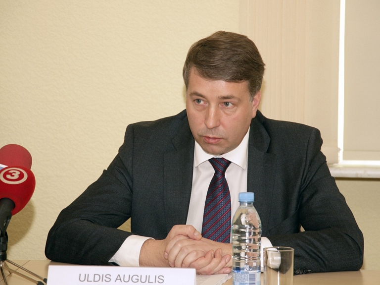 Augulis atbildi Bauskas domei par grants ceļiem gatavos pēc rītdienas Ceļu satiksmes drošības padomes