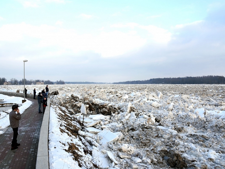 Daugavā turpinās pakāpenisks ūdens līmeņa kritums