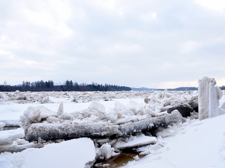 Līdz ar ūdens līmeņa pieaugumu Daugavā sāk applūst Pļaviņas