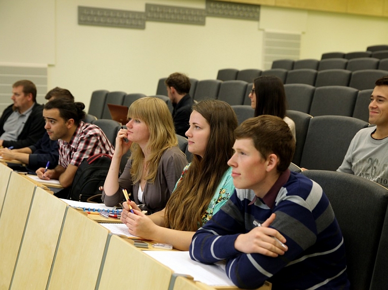 Vidusskolēni "ēnos" Ventspils Augstskolas studentus