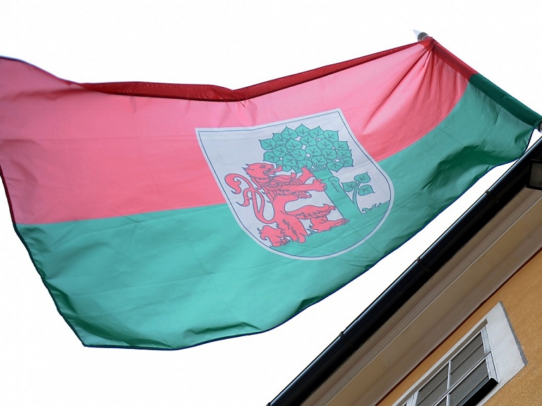 Liepājā pie skolām un bērnuārziem turpmāk izkārs arī pilsētas karogus