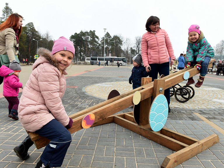 Ar zaķu skrējienu atklās Šūpoļu festivālu Siguldā