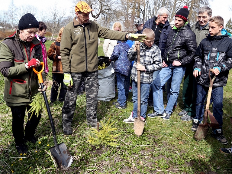 Kuldīgas novadā ar darbu vasarā nodrošinās 170 skolēnus