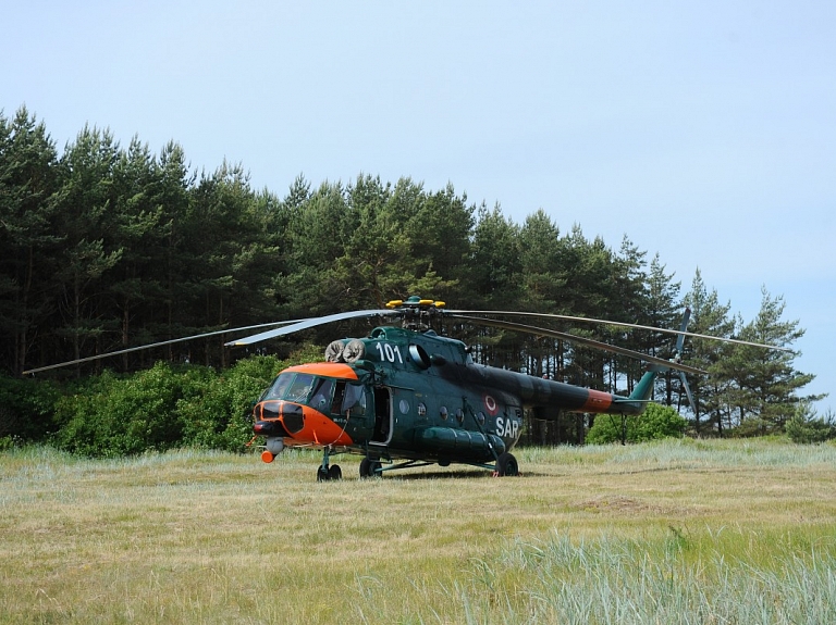 Policija Jelgavas novadā ar helikoptera palīdzību naktī veikusi izmeklēšanu kādā kriminālprocesā