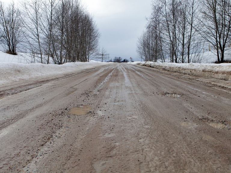 Ar ES fondu atbalstu Bauskas novadā plānots rekonstruēt 27 grants ceļu posmus