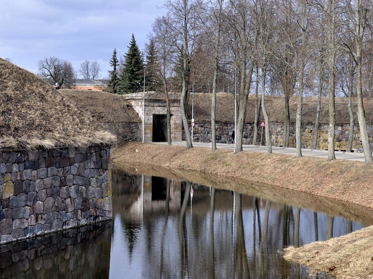 Sabojā četrus Daugavpils cietokšņa dārzā nesen uzstādītus soliņus