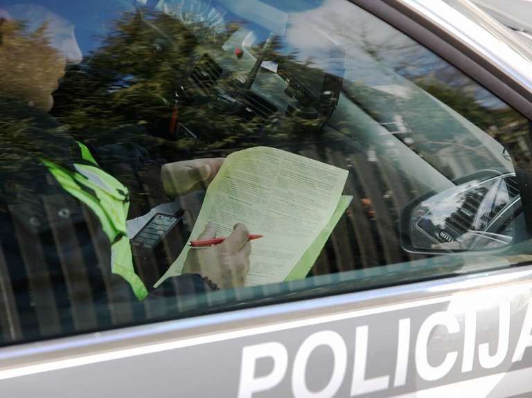 Autovadītājs alkohola reibumā bēg no policijas