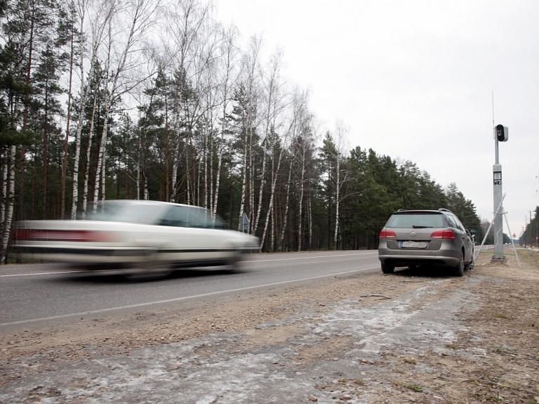 Par ātruma pārsniegšanu aizturēts jaunietis zaudē nupat iegūtās autovadītāja tiesības