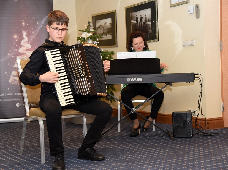 Pianiste Agnese Egliņa muzicēs kopā ar neredzīgajiem draugiem un Liepājas mūzikas skolas audzēkņiem