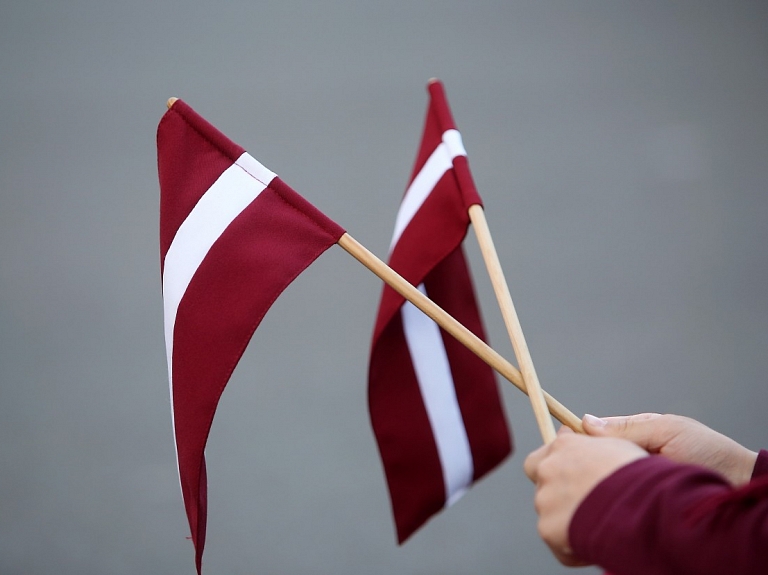Baltkrievijas pilsonis Liepājā bez atļaujas tirgo it kā no Maskavas vestus Latvijas karodziņus