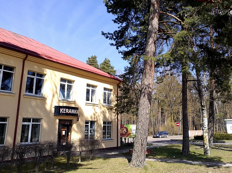 Darba inspekcijai nav izdevies sazināties ar Jelgavas keramikas izstrādājumu ražotāja pārstāvjiem