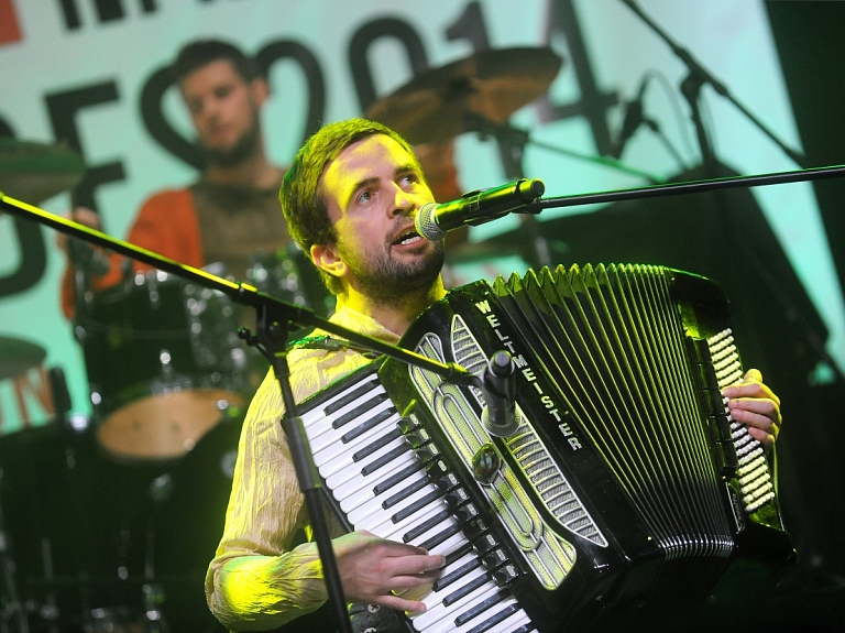 Mežotnes pilskalna svētku noslēgumā apmeklētājus priecēs muzikālā apvienība "Raxtu raxti"