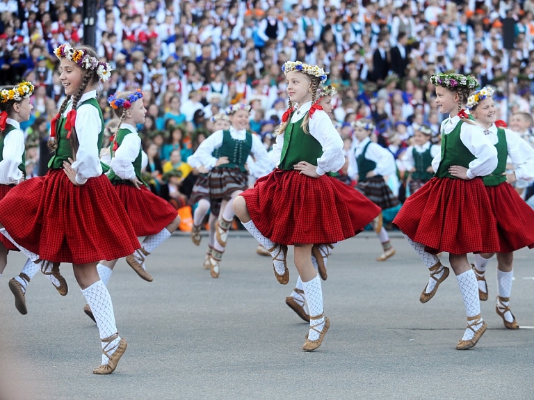 Kuldīgā notiks tautas deju festivāls "Latvju bērni danci veda"