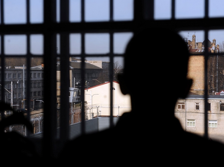 Lietā par pustonnas melleņu zādzību apsūdzētajiem piespriests cietumsods un piespriedu darbs